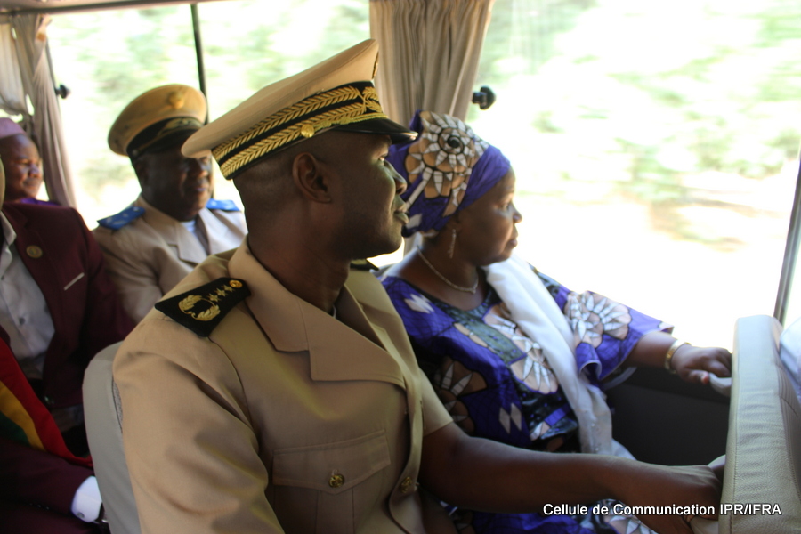 Mme le Ministre et Monsieur le Gouverneur de Koulikoro visitant l'IPR-IFRA depuis à l'interieur du car (2)